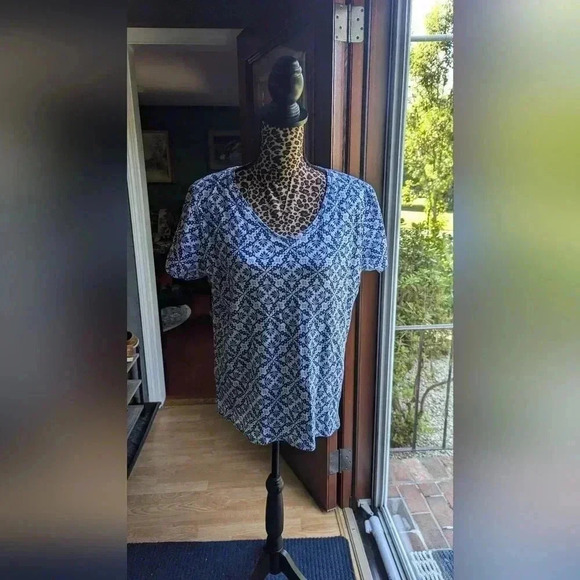 Croft & Barrow Essential V-Neck Women's T-shirt Blue Garden Geo Large (EUC) - Picture 3 of 9